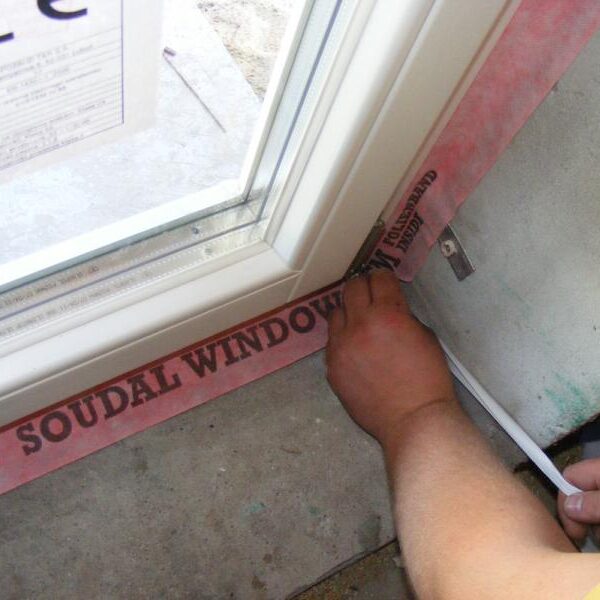 Szczelny montaż okien (ciepły montaż): Dlaczego same pianka to za mało?