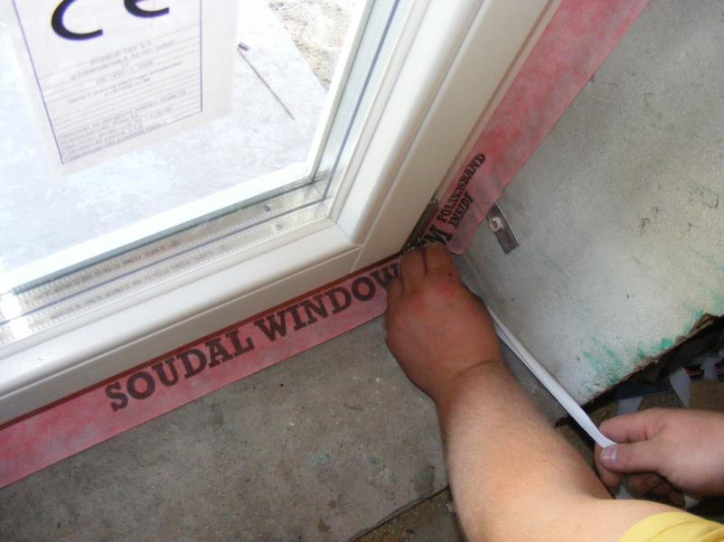 Szczelny montaż okien (ciepły montaż): Dlaczego same pianka to za mało?